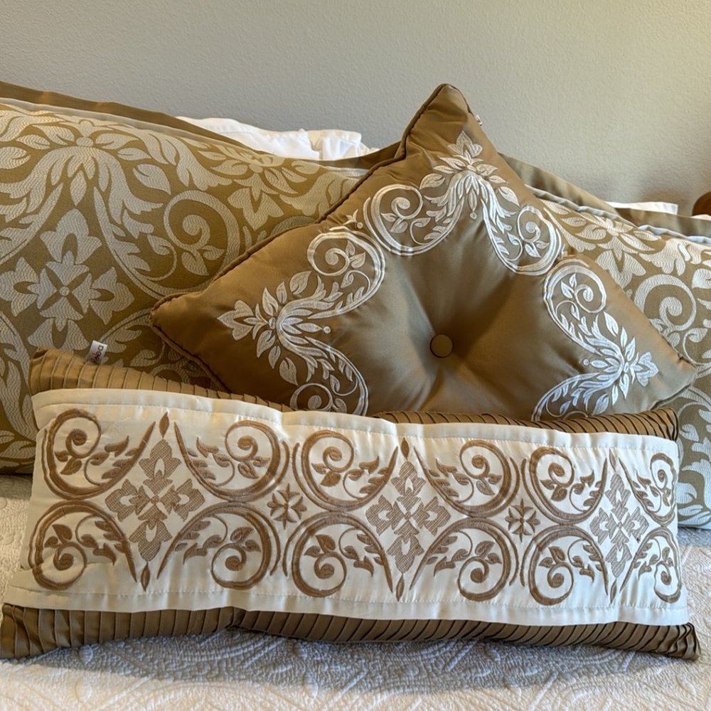 Reba McEntire Decorative Pillows
2 Piece Set